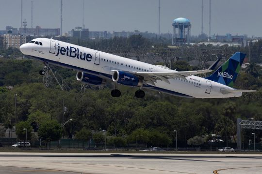 Aviso de paquete sospechoso obliga a desembarcar a ocupantes de avión de JetBlue en Miami