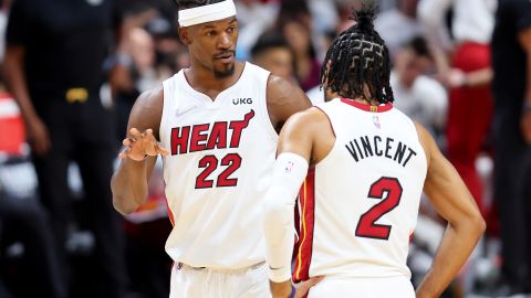 Jimmy Butler (L) y Gabe Vincent (R) fueron los máximos anotadores del tercer partido ante Boston Celtics.