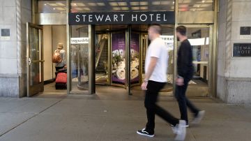 Anteriormente en el hotel Stewart hubo otra disputa donde dos sujetos le lanzaron botellas a otro hombre.