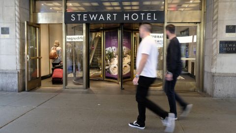 Anteriormente en el hotel Stewart hubo otra disputa donde dos sujetos le lanzaron botellas a otro hombre.