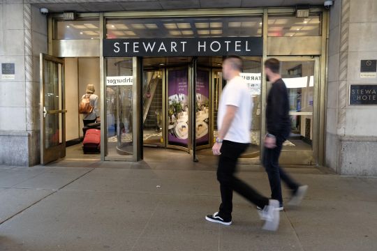 Diez migrantes en hotel de Manhattan fueron arrestados por cargos de asalto y alteración del orden público al pelearse mientras estaban borrachos