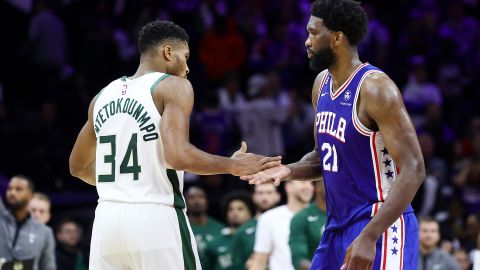 Tanto Antetokounmpo (L) como Embiid (R) fueron electos en el mejor quinteto.