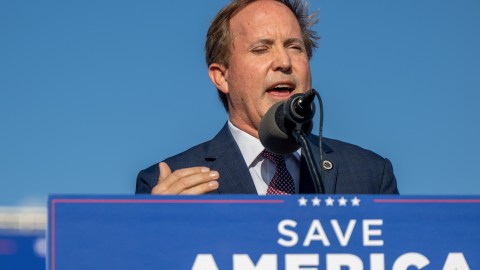Paxton dijo que la medida pide a los migrantes dar una dirección postal con la promesa de presentarse en 60 días para pedir cita con un tribunal de migración.