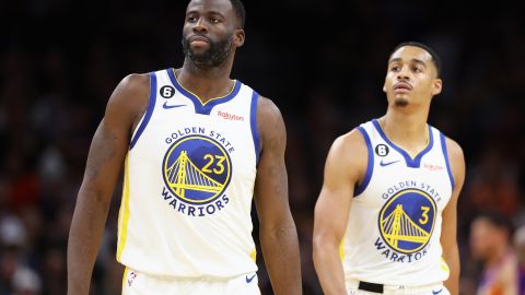 Draymond Green y Jordan Poole durante un partido ante Phoenix Suns.