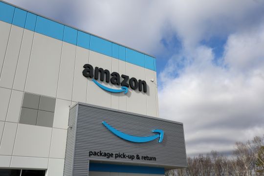 Amazon promete contratar a 100,000 veteranos y a sus cónyuges para 2024