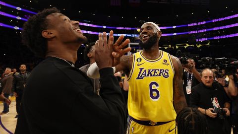 LeBron James  celebra con Bronny James luego de convertirse en el máximo anotador en la historia de la NBA.