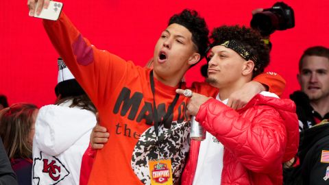 Jackson (L) y Patrick (R) Mahomes celebran luego del triunfo de Kansas City Chiefs en el Super Bowl LVII.