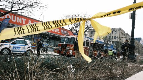 Los equipos de rescate pusieron a los menores en un bote y los trasladaron a un lugar seguro.