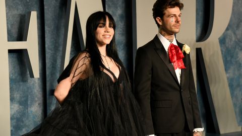 Billie Eilish y Jesse Rutherford en la Vanity Fair Oscar Party 2023.