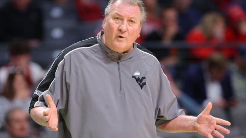 El coach Bob Huggins también será suspendido por tres partidos.