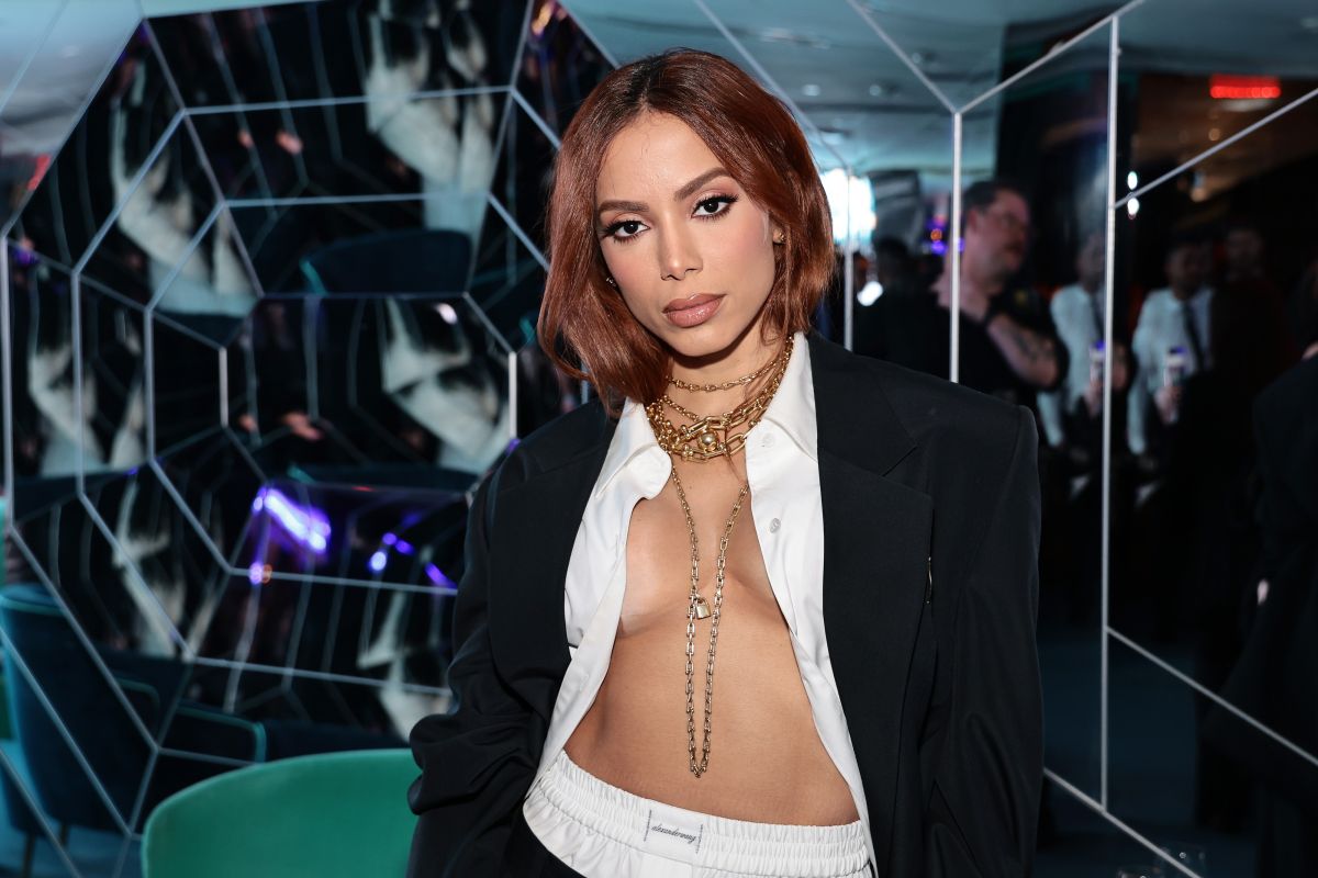 Anitta conquers the MET Gala in a black dress and white gloves