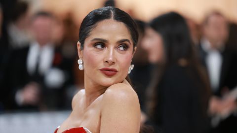 Salma Hayek no perdió la oportunidad de juntar a los latinos en la MET Gala.