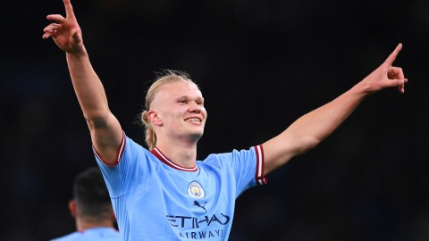 Erling Haaland celebra el gol con el que rompió el récord de tantos en la Premier League.