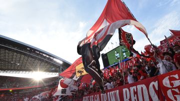 Los seguidores de Urawa Red Diamonds animan antes del partido de vuelta de la final de la Liga de Campeones de la AFC entre Urawa Red Diamonds y Al-Hilal en el Estadio Saitama.
