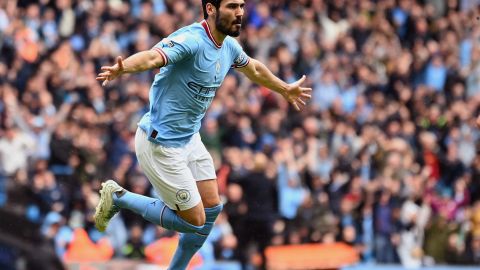 Ilkay Guendogan del Manchester City celebra después de marcar el primer gol de sus lados durante el partido de la Premier League entre el Manchester City y el Leeds United.