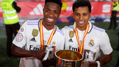 Rodrygo y Vinícius Jr. con la Copa del Rey.