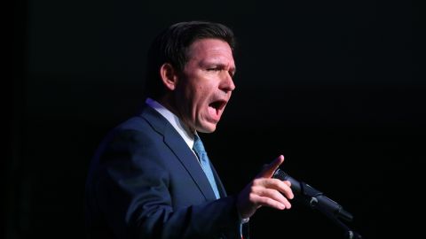 El gobernador de Florida, Ron DeSantis, endureció ley migratoria.