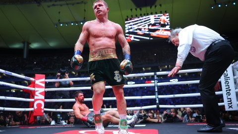 Canelo Álvarez tras derribar a John Ryder.