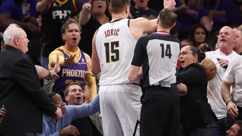 Nikola Jokic durante el altercado en el juego 4 de la serie ante Phoenix Suns.