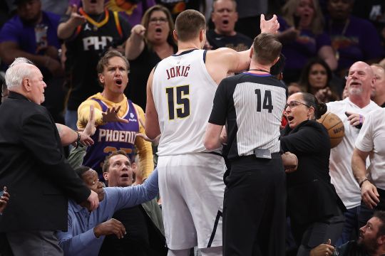NBA sanciona con $25,000 dólares a Nikola Jokic por su empujón al presidente de Phoenix Suns
