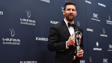 Leo Messi recibiendo el premio al mejor deportista masculino de 2022.