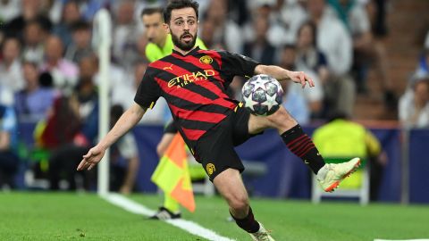 Bernardo Silva intenta controlar el balón en la jugada previa al gol del Manchester City.