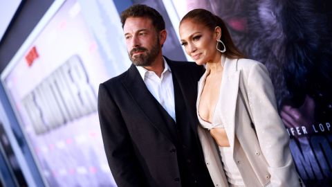 Jennifer López junto a Ben Affleck en la premier de "Mother".