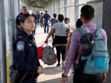 Inmigrantes cruzan el Puente Internacional Matamoros-Brownsville hacia Estados Unidos luego de obtener una cita para ingresar legalmente al país.