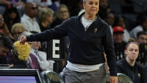 La entrenadora Becky Hammon también fue sancionada.