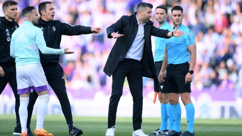 El DT del Valladolid, Paulo Pezzolano (C), le reclama al principal Ortiz Arias el gol anulado a su equipo al final del primer tiempo.