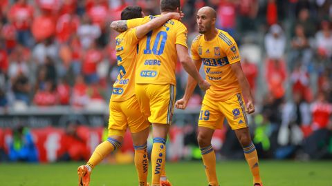 Andre Pierre Gignac, Juan Vigon y Guido Pizarro de Tigres de la UANL celebran la clasificación.