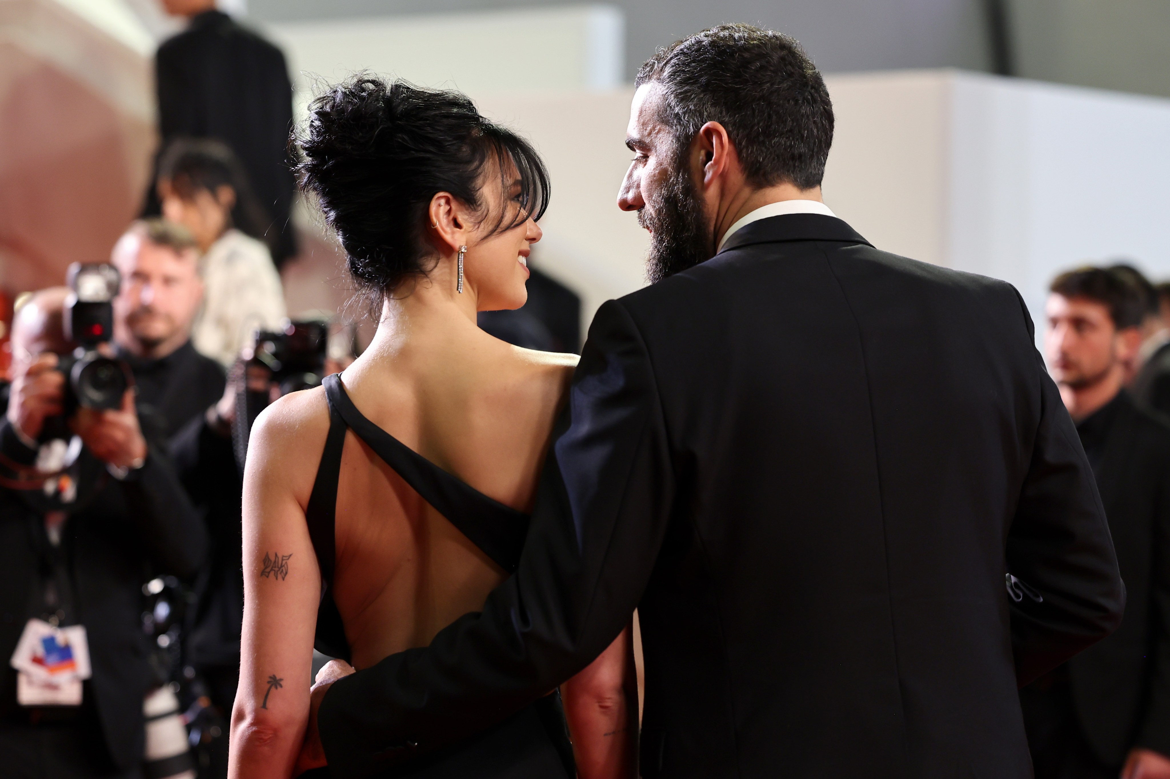 Dua Lipa presume a su nuevo novio en Festival de Cannes y su