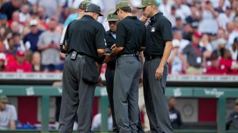 Árbitros revisando al lanzador de los New York Yankees durante el encuentro.