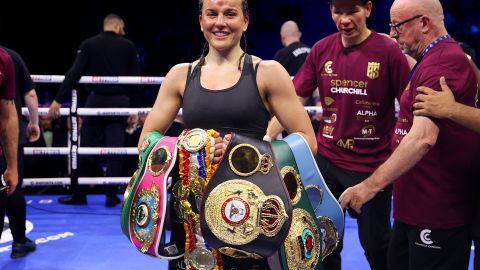 Chantelle Cameron celebra con sus títulos luego de la pelea con Katie Taylor en Dublin