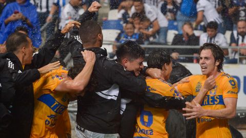 Jugadores de Tigres de la UANL celebran su pase a la final del Torneo Clausura en la Liga MX.