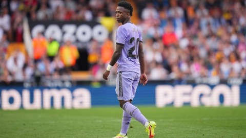 Vinícius Jr. mira a la grada durante el encuentro ante Valencia.