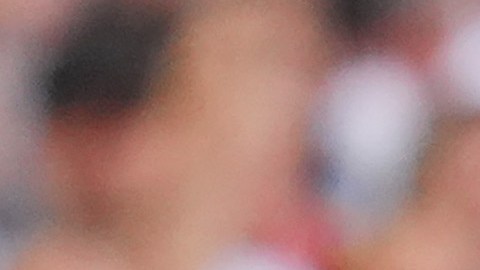 Carlo Ancelotti (L) pide a Vinícius Jr. que no se reitre del campo de juego a pesar de los cánticos racistas en su contra.