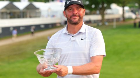 Michael Block celebra con el trofeo que conquistó en el PGA Championship 2023.