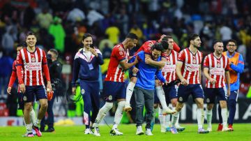 Jugadores de Chivas celebran su pase a la final de la Liga MX.
