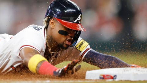 Ronald Acuña Jr. en pleno robo de base.