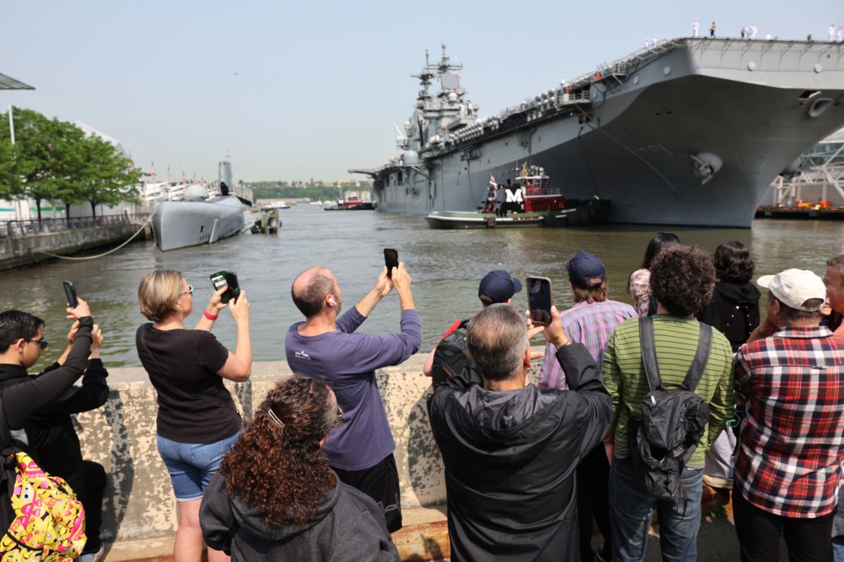 Neoyorquinos observan el acorazado Wasp, de Norfolk, Virginia, durante la Semana Naval.  