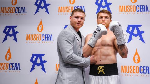 Canelo Álvarez y su muñeco de cera en México.