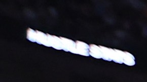 Derrick White (L) es felicitado por Jaylen Brown (R) luego de la cesta que forzó el séptimo partido de la serie ante Heat.