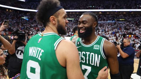 Derrick White (L) es felicitado por Jaylen Brown (R) luego de la cesta que forzó el séptimo partido de la serie ante Heat.