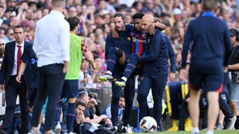 Cuerpo médico del FC Barcelona carga a Alejandro Balde luego de la lesión que sufrió ante Mallorca.