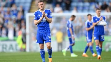 Jamie Vardy aplaude a la afición del King Power Stadium tras el descenso del Leicester a Championship
