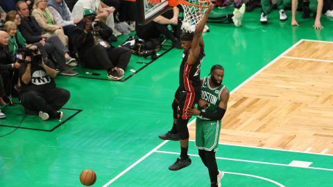 Jimmy Butler clava la pelota frente a Jaylen Brown en el juego 7 entre Miami Heat y Boston Celtics.