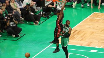 Jimmy Butler clava la pelota frente a Jaylen Brown en el juego 7 entre Miami Heat y Boston Celtics.