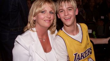 Aaron Carter junto a su mamá en los Kids' Choice Awards de 2011.