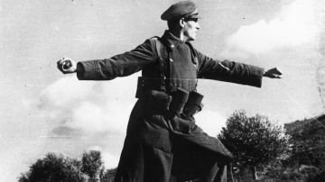 Un soldado lanzando una granda durante la guerra civil española.